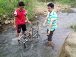Mountainous high school pupils manufactured a free electricity water pump 